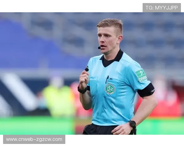 裁判求婚成功与男友相拥，德甲赛场人文关怀获赞